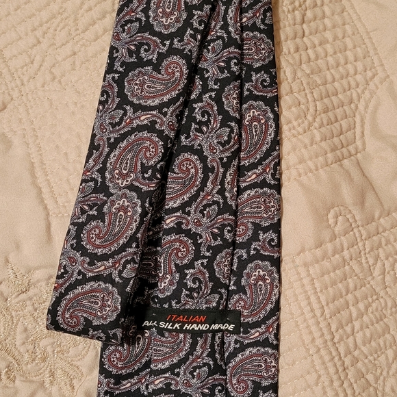 Source Unknown Man's Italian Silk  Paisley Tie - Black, Tan & Red. - Picture 7 of 8